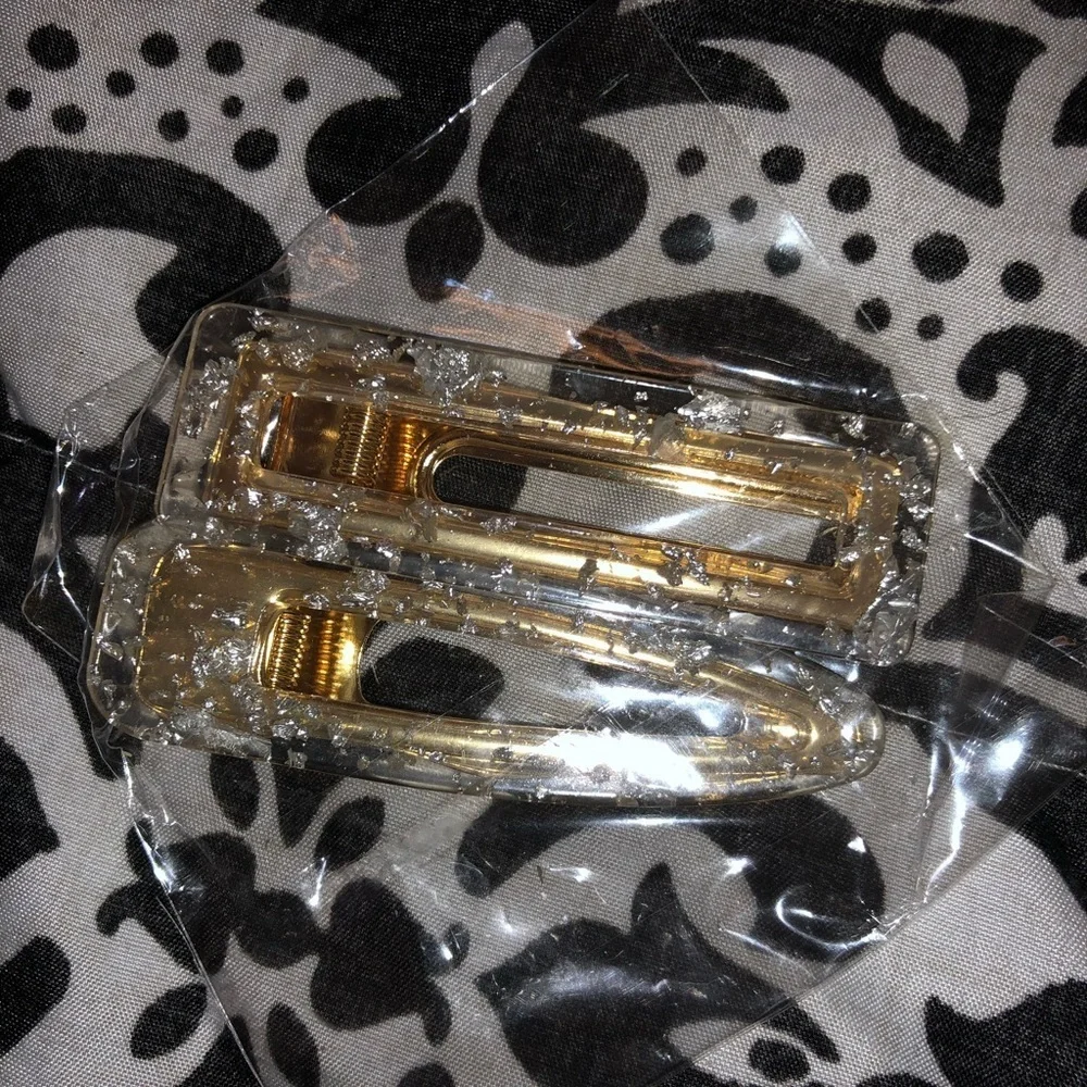 NWT ❤️🔥Silver & Gold Embellished Leaf Acrylic Hair Clips - OS